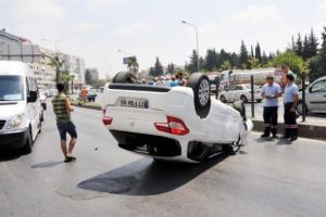 Direğe &ccedil;arpan otomobil takla attı