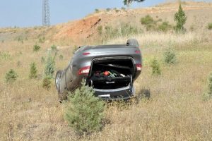 Lastiği patlayan ara&ccedil; şarampole devrildi