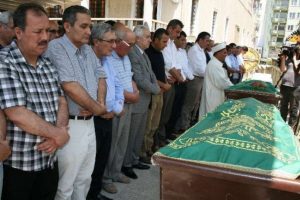 Babasını son yolculuğuna uğurladı