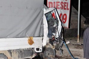 Lastiği patlayan kamyonet elektrik direğine &ccedil;arptı