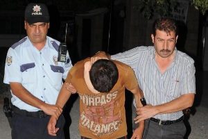 Polisi g&ouml;r&uuml;nce altına ka&ccedil;ırdı