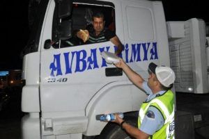 Trafik polisinden s&uuml;r&uuml;c&uuml;lere sahur yemeği