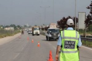 Bursa'da ş&uuml;pheli ara&ccedil;tan uyuşturucu &ccedil;ıktı