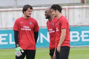 Trabzonspor'da Zokora antrenmana &ccedil;ıktı