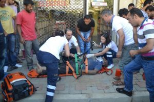 Elektrik &ccedil;arpan iş&ccedil;i hastaneye kaldırıldı