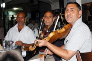 G&uuml;nd&uuml;z ayakkabı boyacısı gece m&uuml;zisyen