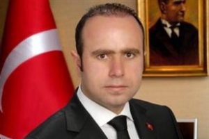 Emrindeki polis, kaymakamı dinlemiş
