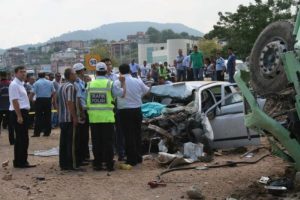 Otomobil ile kamyon &ccedil;arpıştı: 3 &ouml;l&uuml;