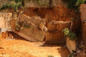 İstinat duvarı &ccedil;&ouml;kt&uuml;: 2 yaralı