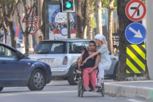 Bursa'da engelli çiftin akülü araba sevinci