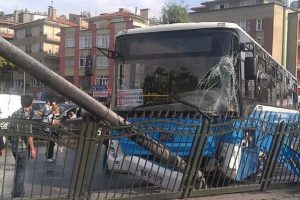 Yağmur Ankara'da trafiği fel&ccedil; etti