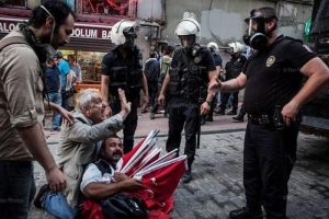 Su&ccedil;u bayrak satmak değil, direnmek!