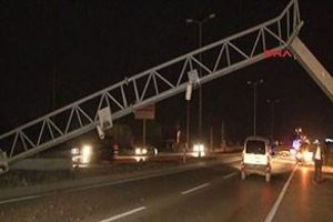 Kamyon mobese kameralarına &ccedil;arptı