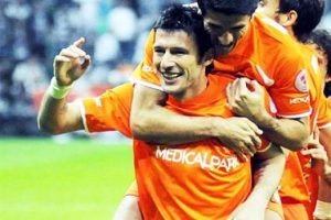 Kul&uuml;pleri k&ouml;şeye sıkıştıran futbolcu