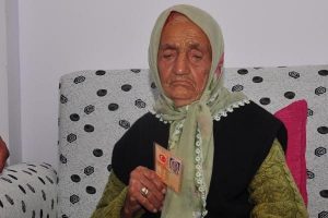 103 yaşında nüfus cüzdanı sahibi oldu