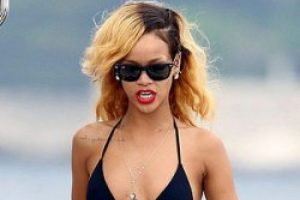 Rihanna tatile servet harcıyor