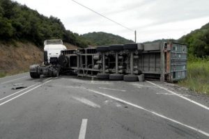 TIR'ın dorsesi devrildi