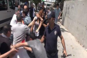 Adliye &ouml;n&uuml;nde &ccedil;adır kurmak isteyen gruba polis m&uuml;dahalesi