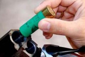 Annesinin beraber yaşadığı kişiyi &ouml;ld&uuml;rd&uuml;