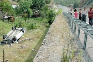 Otomobil devrildi: 3 yaralı