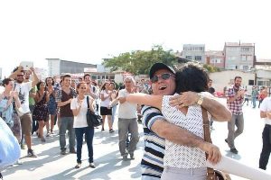 Bayrak&ccedil;ının serbest kalması ailesini sevince boğdu