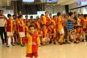 Minik futbolcuların sinema keyfi