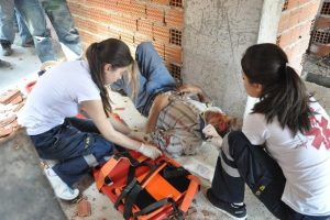 İnşaat iskelesi &ccedil;&ouml;kt&uuml;: 2 yaralı