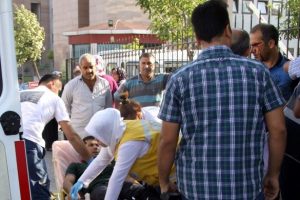 Adliye &ouml;n&uuml;nde bı&ccedil;aklı kavga: 4 yaralı