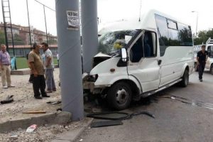 Minib&uuml;s &uuml;stge&ccedil;itin direğine &ccedil;arptı