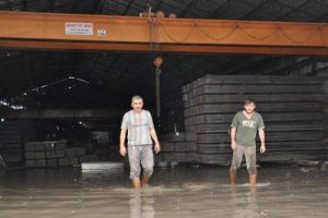 Şiddetli yağmurun ardından işyerlerini su bastı