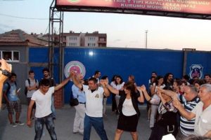 Bayrak&ccedil;ı Ali Sarı&ccedil;i&ccedil;ek tahliyeyi halayla kutladı