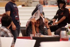 İftar alanında yağmur s&uuml;rprizi