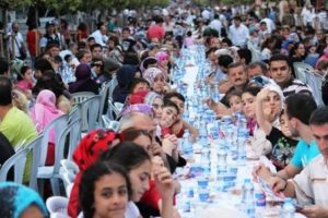 İki il&ccedil;e aynı sofrada iftar a&ccedil;tı