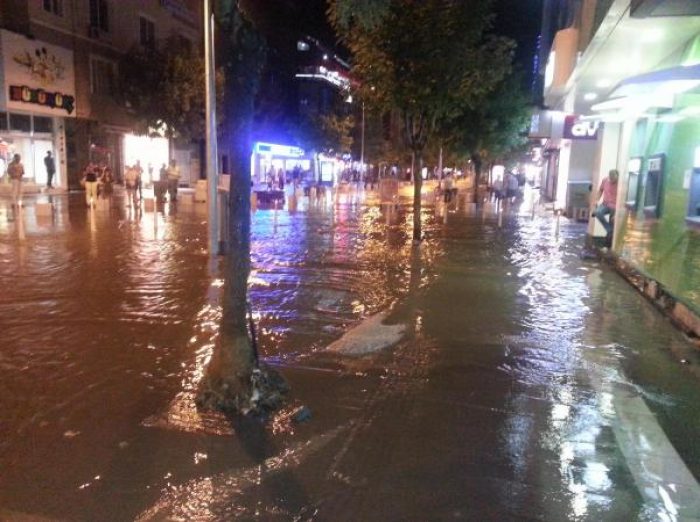 Yarım saat yağdı hayat fel&ccedil; oldu