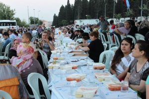 5 bin kişi g&ouml;n&uuml;l sofrasında oru&ccedil; a&ccedil;tı