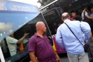 &Ouml;fkeli otob&uuml;s şof&ouml;r&uuml;n&uuml; yolcular zor ikna etti