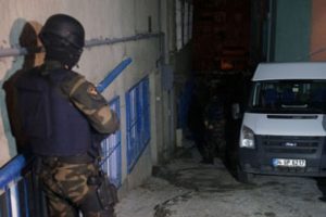 Cezaevi y&ouml;neticileri adliyeye sevk edildi