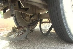Kamyonun altında kalan bisiklet s&uuml;r&uuml;c&uuml;s&uuml; &ouml;ld&uuml;
