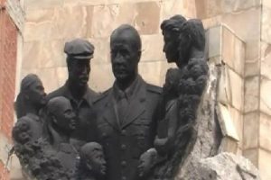 Alaşehir'i ikiye b&ouml;len anıt