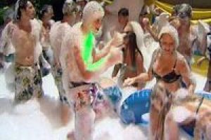 Marmaris'te su parkında gece partisi