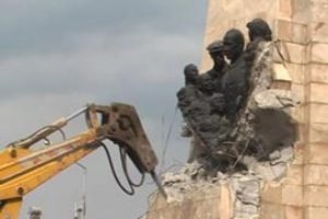 Kenan Evren heykeli vatandaşı ikiye b&ouml;ld&uuml;