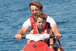 Baba - oğlun jet-ski keyfi