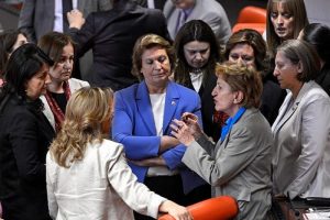 Kadın vekiller k&uuml;f&uuml;re karşı birleşti