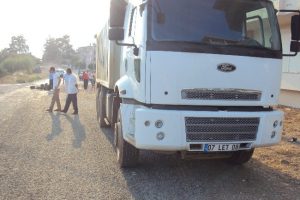 Evine 100 metre kala kamyonun altında kaldı