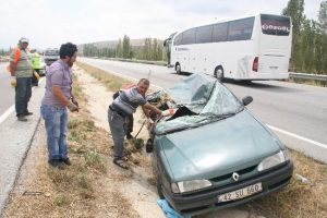 Kontrolden &ccedil;ıkan otomobil takla attı