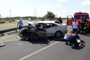 Ara&ccedil; i&ccedil;inde sıkışan s&uuml;r&uuml;c&uuml; &ouml;ld&uuml;