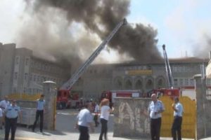 Yangında mahsur kalan iş&ccedil;i b&ouml;yle kurtarıldı