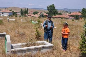 70 yıldır &ouml;lenlerin kaydını tutuyor
