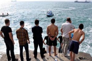 Kızlara hava atmak i&ccedil;in denize atlayan gen&ccedil; boğuldu