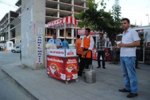 İftara yetişemeyenler &ccedil;orba &ccedil;eşmelerinde iftar a&ccedil;tı